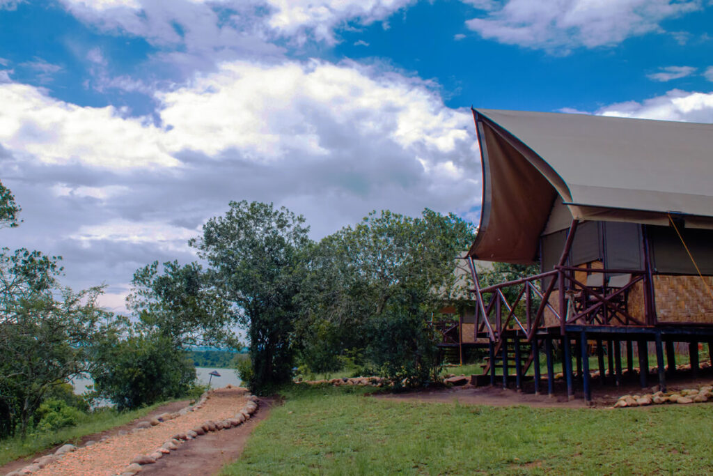 bush lodge Queen Elizabeth national park